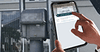 Mann in einer Fahrerkabine, der die Easy Spare IDea-App auf einem Tablet verwendet, um ein bestimmtes Ersatzteil zu identifizieren