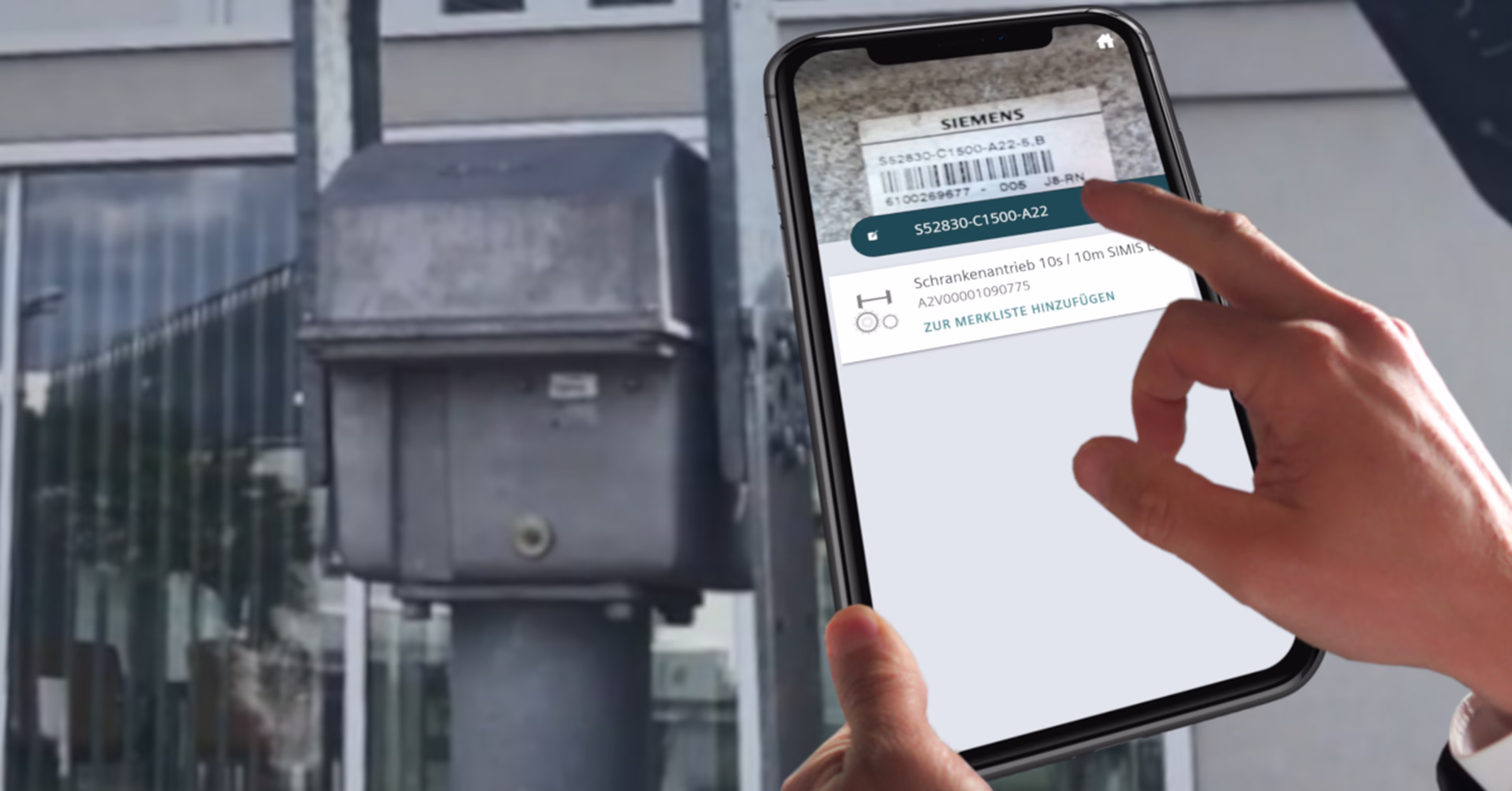 Mann in einer Fahrerkabine, der die Easy Spare IDea-App auf einem Tablet verwendet, um ein bestimmtes Ersatzteil zu identifizieren bahnservices-highlights-easy-spares-idea