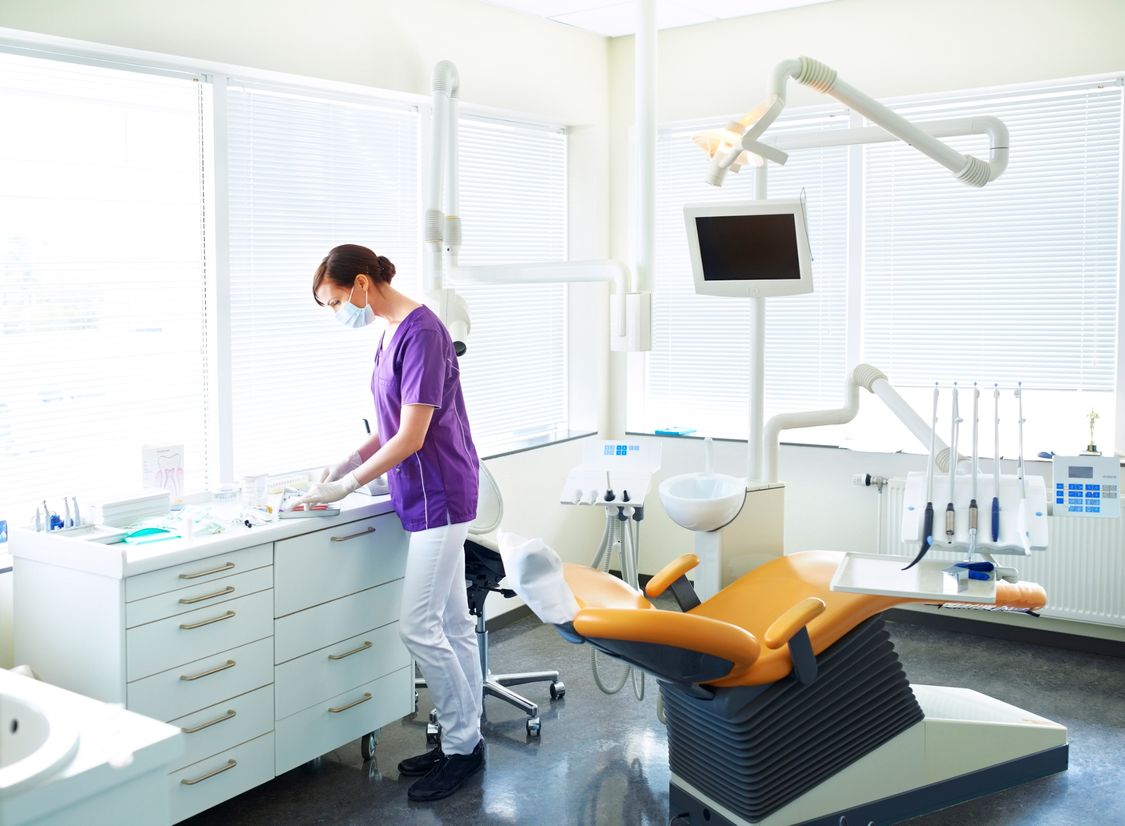 en tandläkare förbereder specialutrustning inför patientmottagning