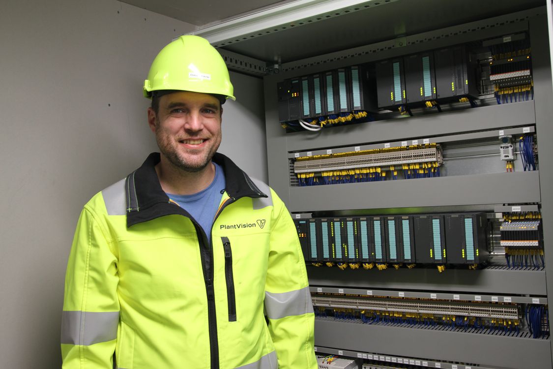 Givare, ventiler och pumpar på lastplatsen går till korskopplingsskåpet som nu är prydligt, luftigt och fint – och dokumenterat. Härifrån går kommunikationen via Profinet till ställverket och CPU:n. All el- och automationskonstruktion är ritad i Comos.  