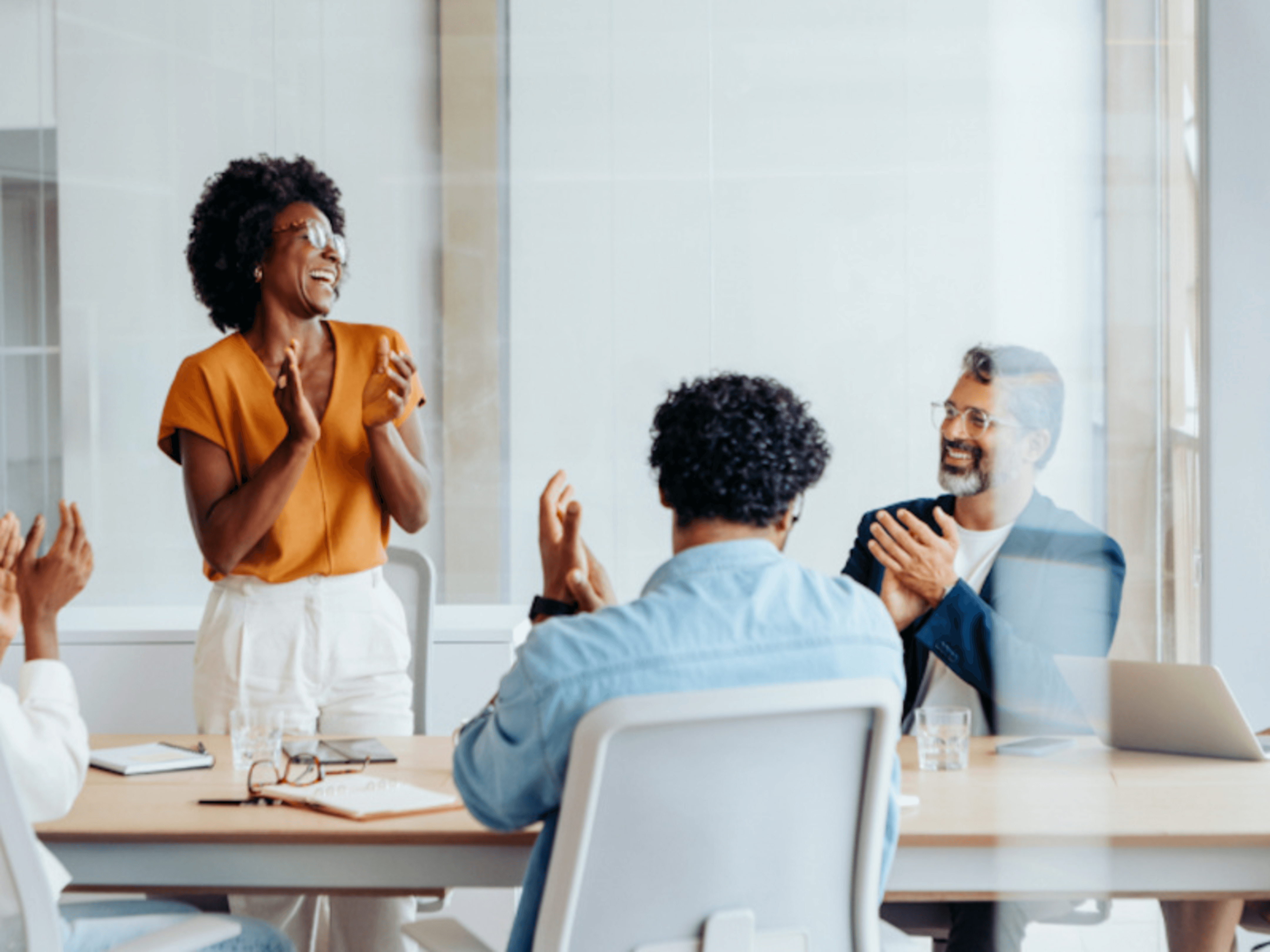 Gruppo eterogeneo che festeggia in una riunione d'ufficio