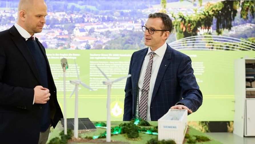 Marco Krasser, Geschäftsführer der SWW Wunsiedel GmbH, erläutert am Modell, wie das System in Wunsiedel funktioniert.