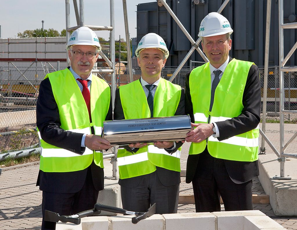 Günter Willbold, Siemens Real Estate, Mirco Düsel, CEO der Siemens Geschäftseinheit Transmission Solutions, und Oberbürgermeister Ulrich Maly (v.l.)