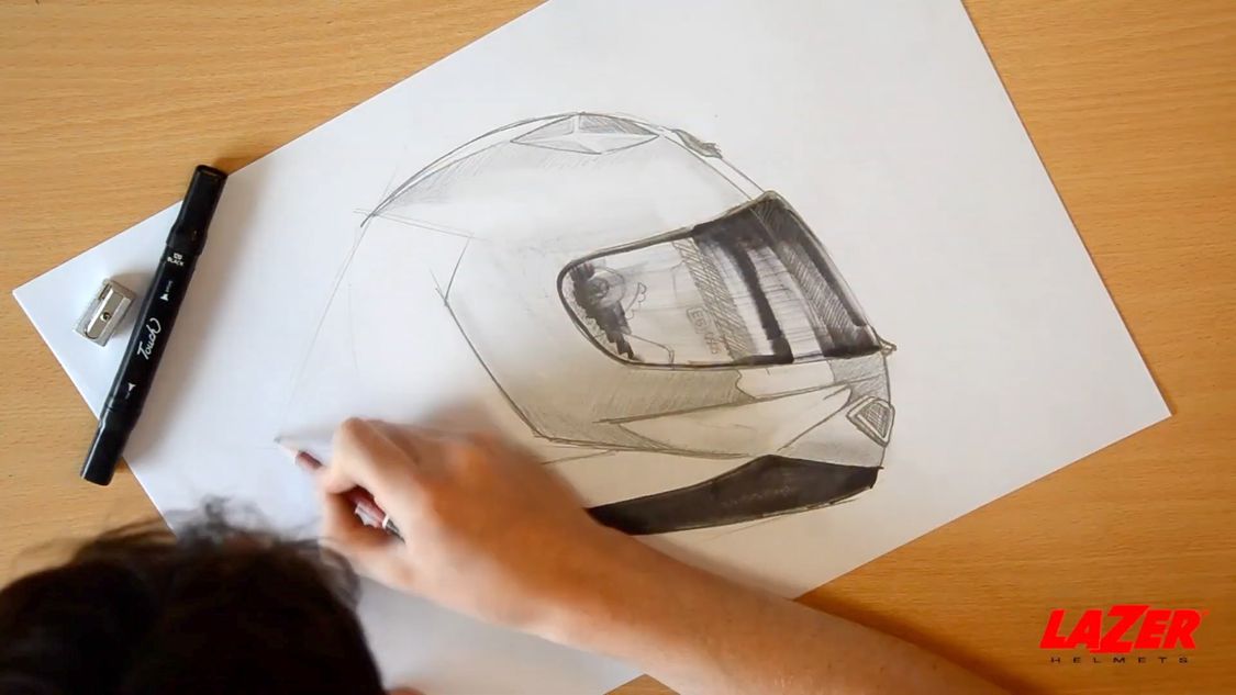 Aurélien Lemère, responsable de la conception, esquisse au crayon un nouveau modèle de casque