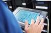 Hand berührt Screen mit Location intelligence programming