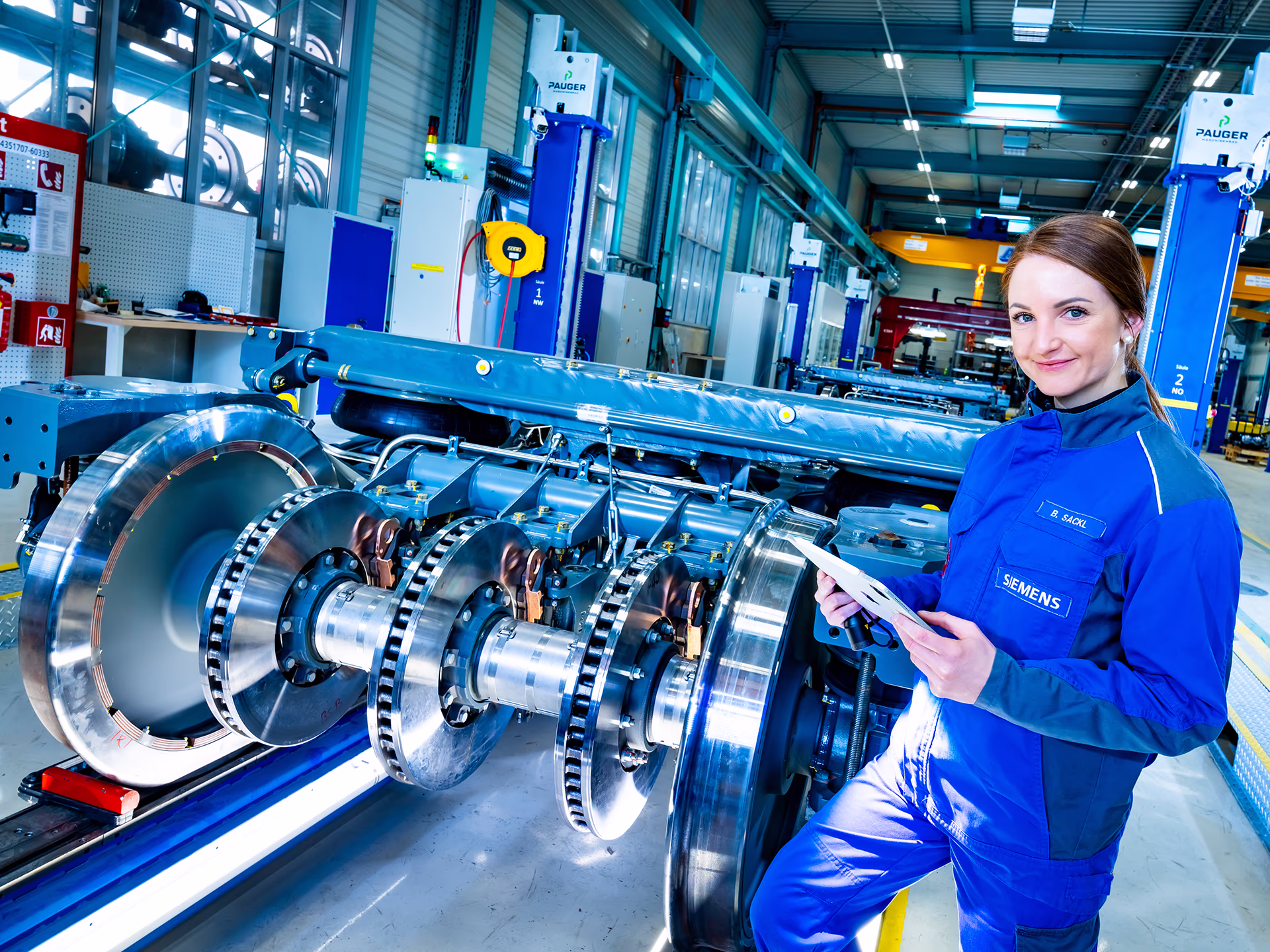 Service-Mitarbeiterin arbeitet an einem Drehgestell Service-Mitarbeiterin arbeitet an einem Drehgestell