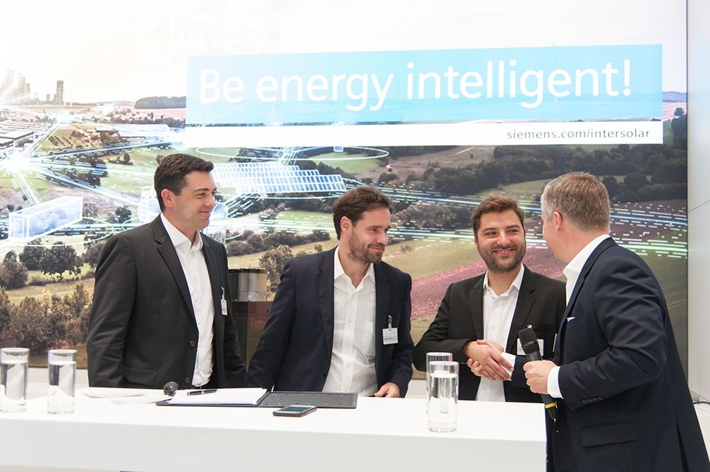 The picture shows the signing ceremony at Intersolar 2018.
