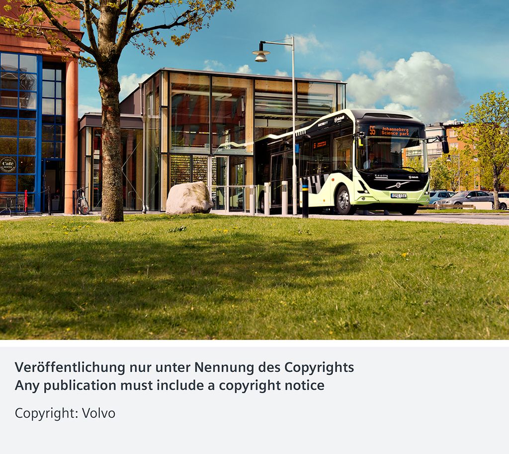 Im Bild: Der vollelektrische Bus verlässt die Station im Gebäude des Campus Johanneberg des Chalmers Forschungsparks.