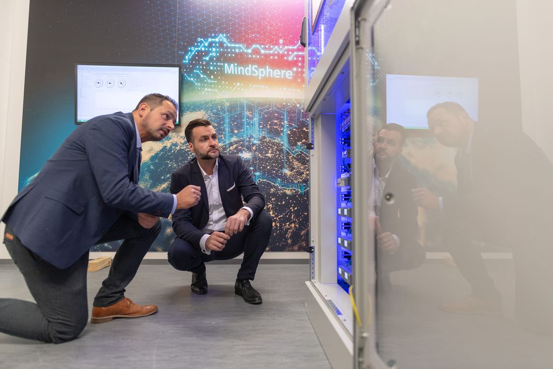 Ricardo Radowski, Director Business Development, Rexel Germany, und Roland Wagner, Siemens, im REXEL Germany Showroom