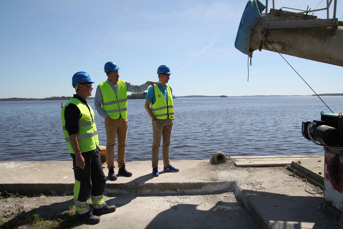 Christopher Elg, konstruktör på Limhamns Industriservice, Martin Ekstrand, logistikchef på Cementa, och Magnus Åberg, försäljningsingenjör på Siemens, vid inlastningen i Västerås där fartyg lastar av cement till depåanläggningen.