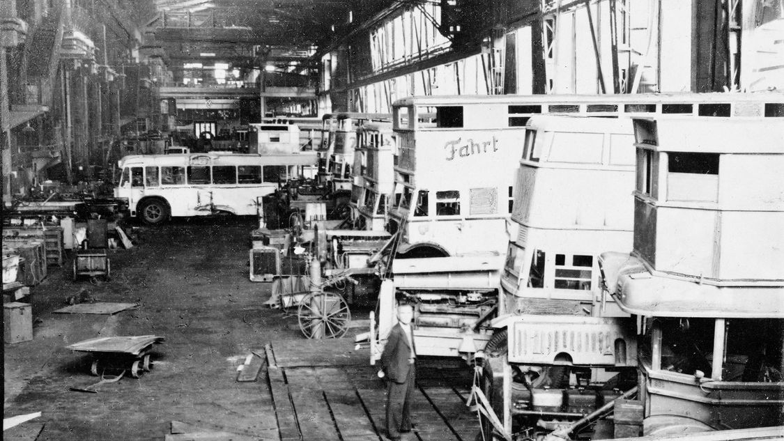 In der demontierten Montagehalle werden im ersten Nachkriegsjahr Fahrzeuge des öffentlichen Nahverkehrs repariert. 1947 erhält die Turbinenfabrik die Genehmigung zur Wiederaufnahme der Stammfertigung