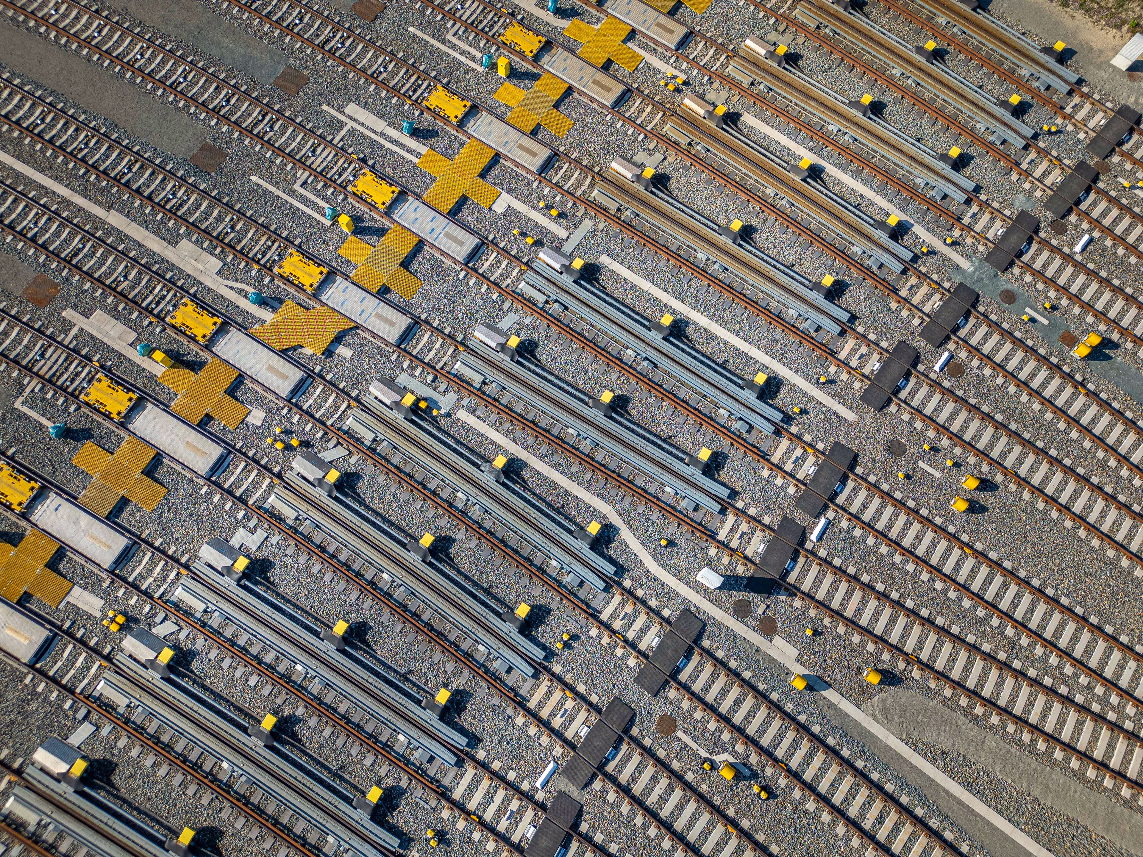 Luftaufnahme eines Rangierbahnhofs mit mehreren Gleisen und gelben Markierungen DJI-0040