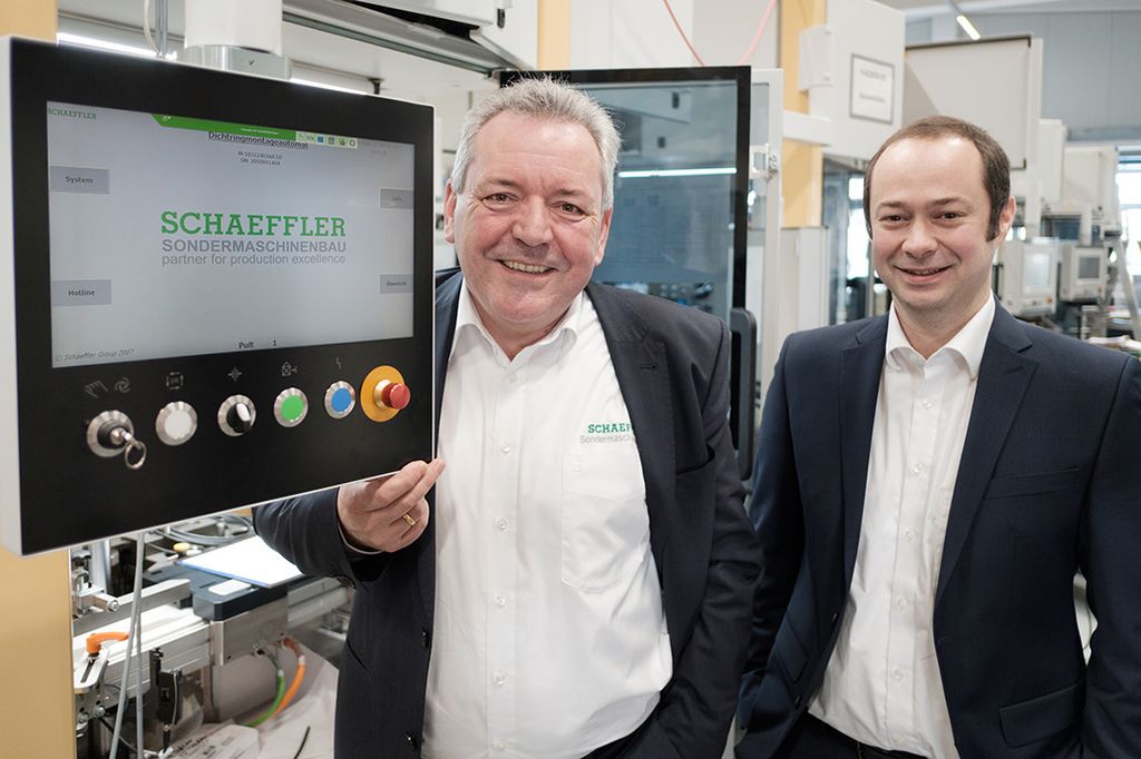 Treiber der Digitalisierung im Schaeffler Sondermaschinenbau: Holger Auernheimer (links), Stefan Soutschek (rechts)