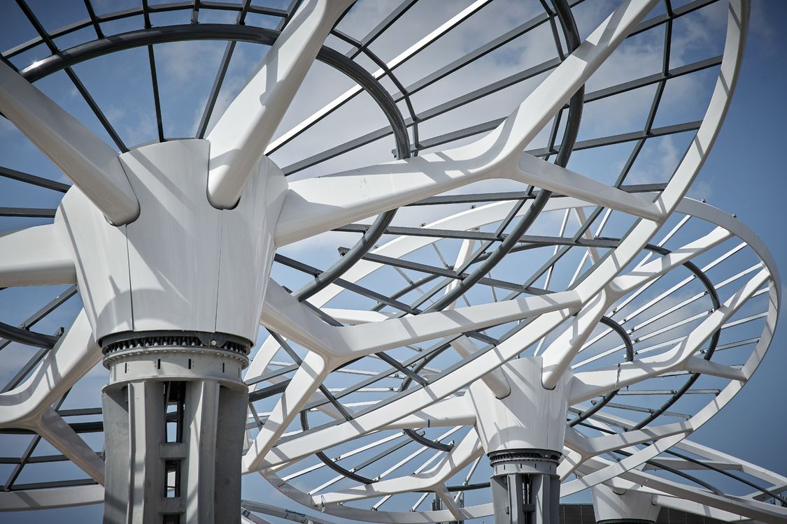Die “Energiebäume” (Energy Trees) spenden Schatten und erzeugen Energie aus Sonnenkollektoren.
