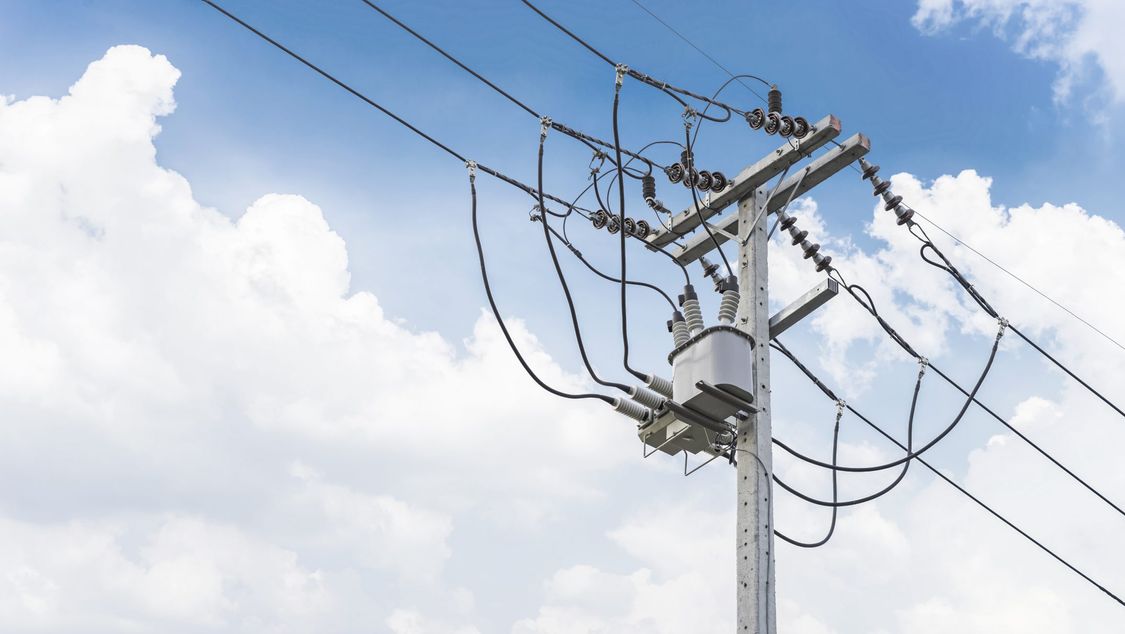 Bild mit einem Beispiel für die Verteilungsautomatisierung auf einem Strommast