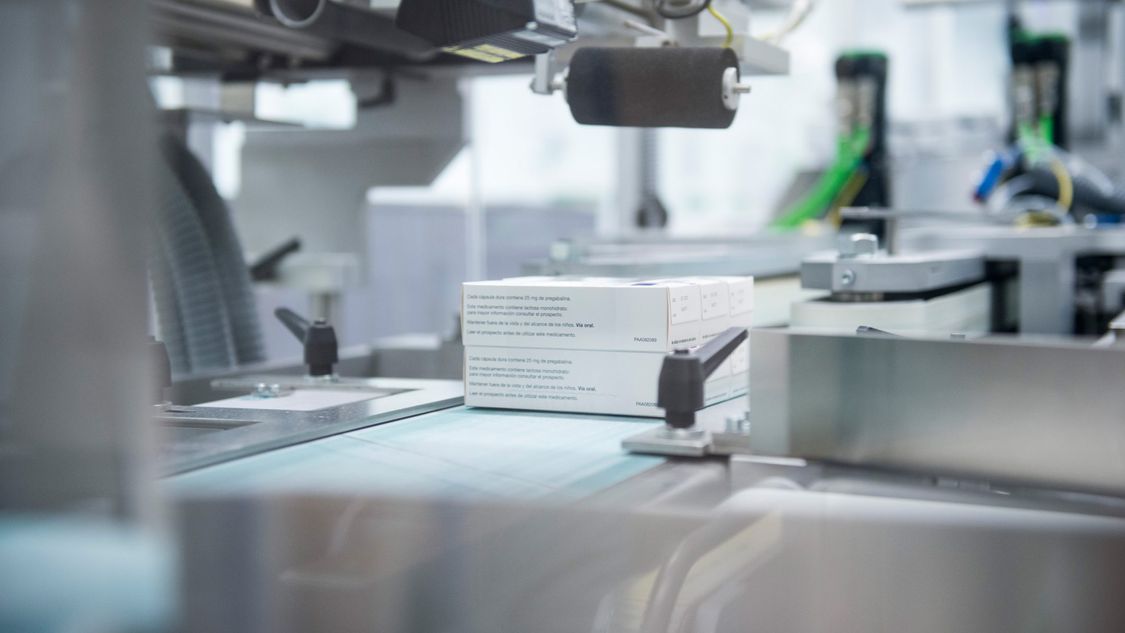 Упаковочные линии Pharma, как правило, представляют собой высокоавтоматизированные установки, которые помещают готовый продукт в первичную, вторичную и третичную упаковку вместе с требуемым вкладышем.