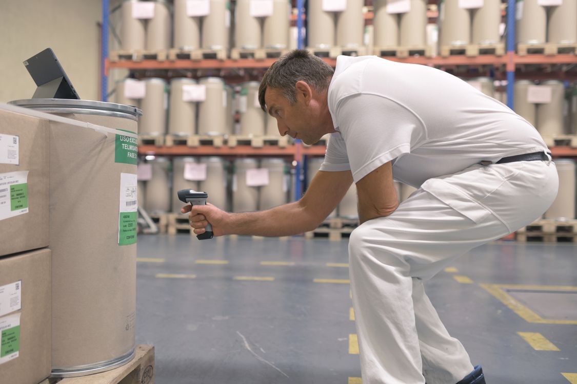 La qualité avant tout : un employé d'AGC Pharma Chemicals scanne les matières premières dans l'entrepôt.