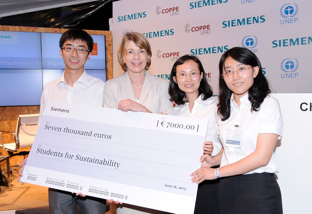 Winners: The team from Tsinghua University, China, won the first prize at the "Students for Sustainability" debate for their sustainability project "Energy Shortages in China's Yangtze River Delta: Co-Management For Diesel Shortage and Waste Oil Pollution in Densely Populated Areas". Barbara Kux (Member of the Managing Board of Siemens AG) hands over the 7,000 EUR price which will go towards executing their project. The "Students for Sustainability" event is a joint effort by the United Nations Environment Programme UNEP, Rio-based COPPE/UFRJ University and Siemens AG.