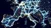 Eine Karte von Europa bei Nacht mit Lichtwegen, die die großen Städte verbinden, steht für die Digitalisierung der Mobilität