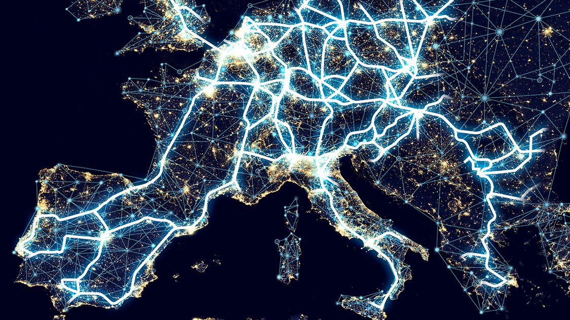 Eine Karte von Europa bei Nacht mit Lichtwegen, die die großen Städte verbinden, steht für die Digitalisierung der Mobilität