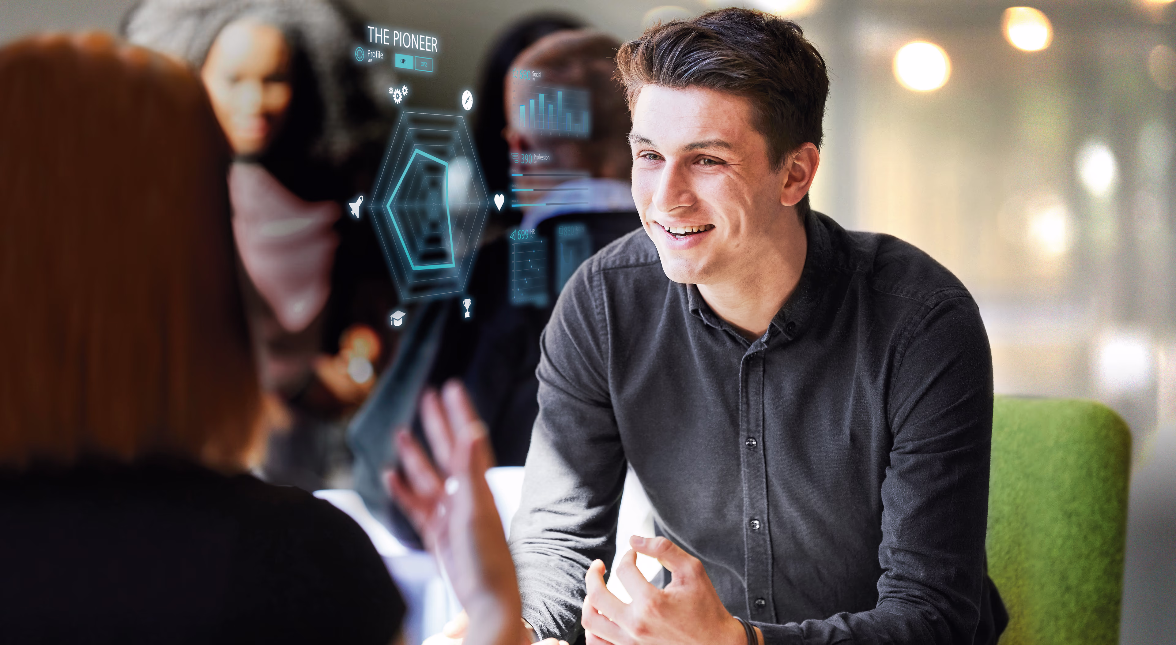 Student lächelt mit digital layout Siemens Mobility Technical Traineeprogramm