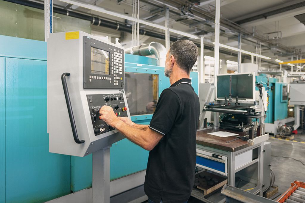 The "PCU Retrofit for Sinumerik 840D" service is offered by Siemens to modernize machine tools with a Sinumerik 840D pl controller, as an alternative to a new purchase.