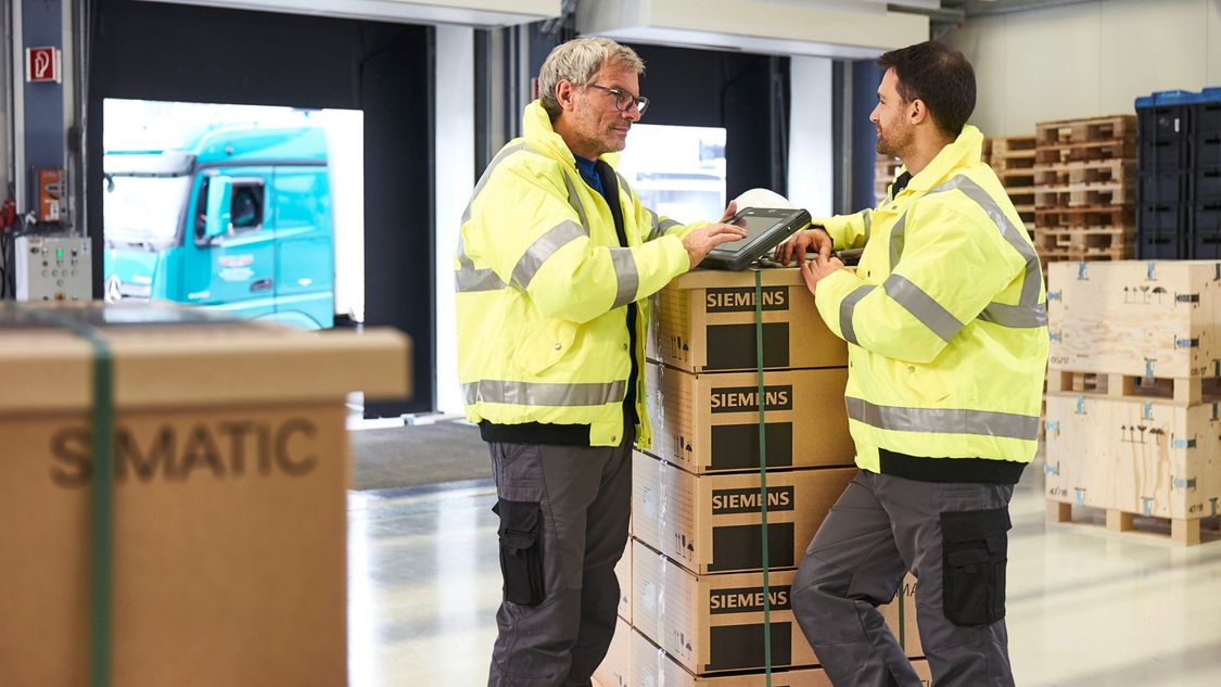 9:20 a.m.: In the receiving department, employees check a delivery and process it immediately, thanks to the integrated barcode scanner.