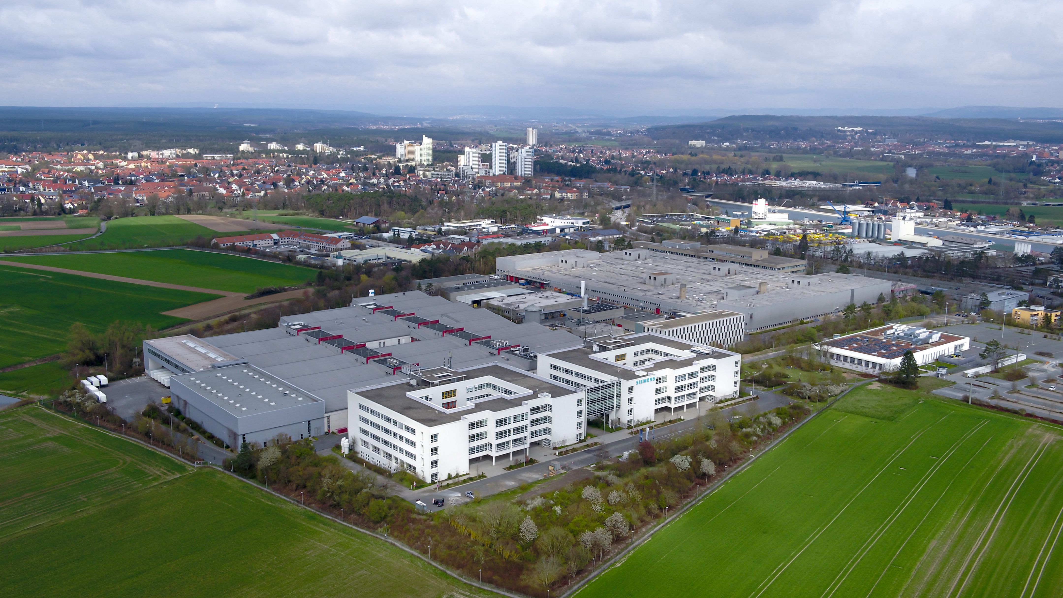 Veduta dall’alto dello stabilimento Siemens di Erlangen, in Germania