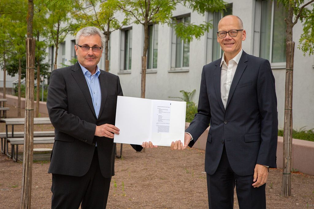Fortsetzung einer guten Bildungspartnerschaft: Dr. Jürgen Hollatz und TH-Präsident Prof. Dr. Niels Oberbeck unterzeichneten Kooperationsverträge.