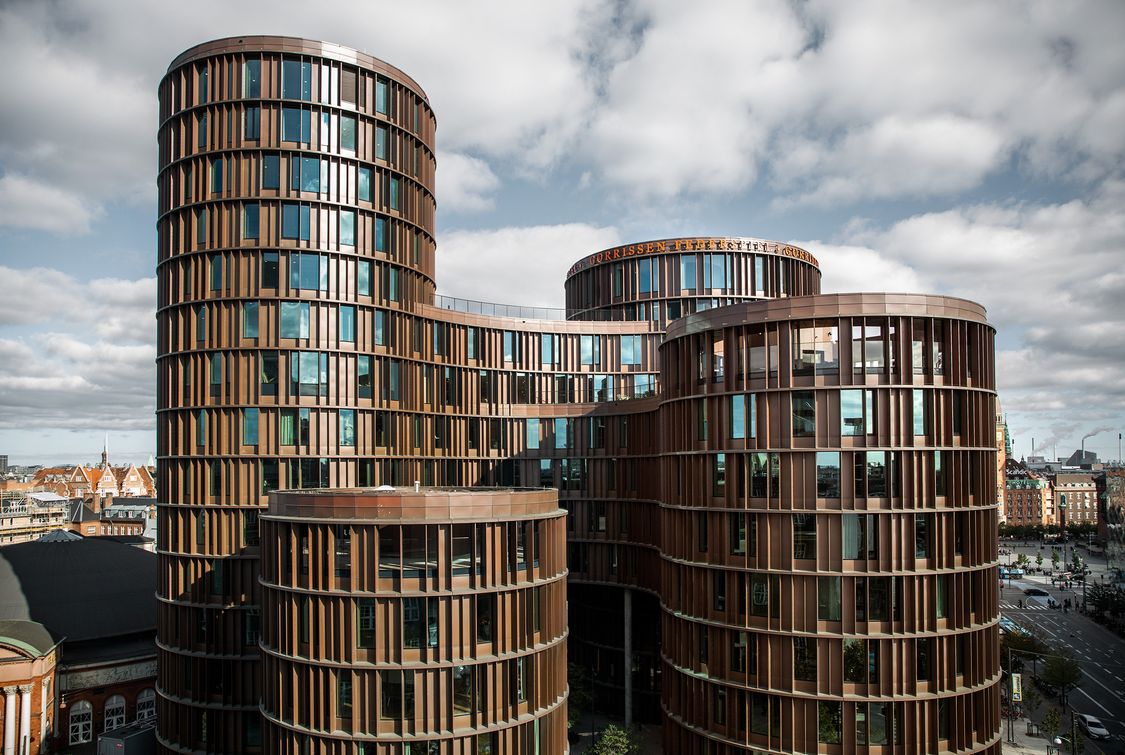 Axel Towers i København huser i dag et parkeringsanlæg, hvortil Siemens har leveret to ladestandere til opladning af elbiler.