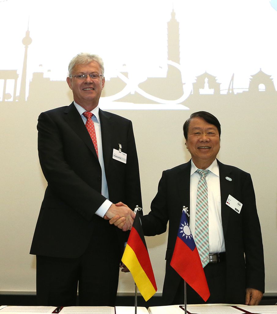 Das Bild zeigt Dr. Jimmy Chu, Chairman der Fair Friend Group (rechts), und Dr. Wolfgang Heuring, CEO der Business Unit Motion Control der Siemens AG