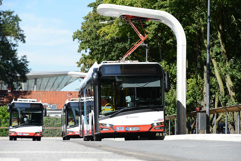 World premiere in Hamburg: Charging system from Siemens charges electric buses from different manufacturers