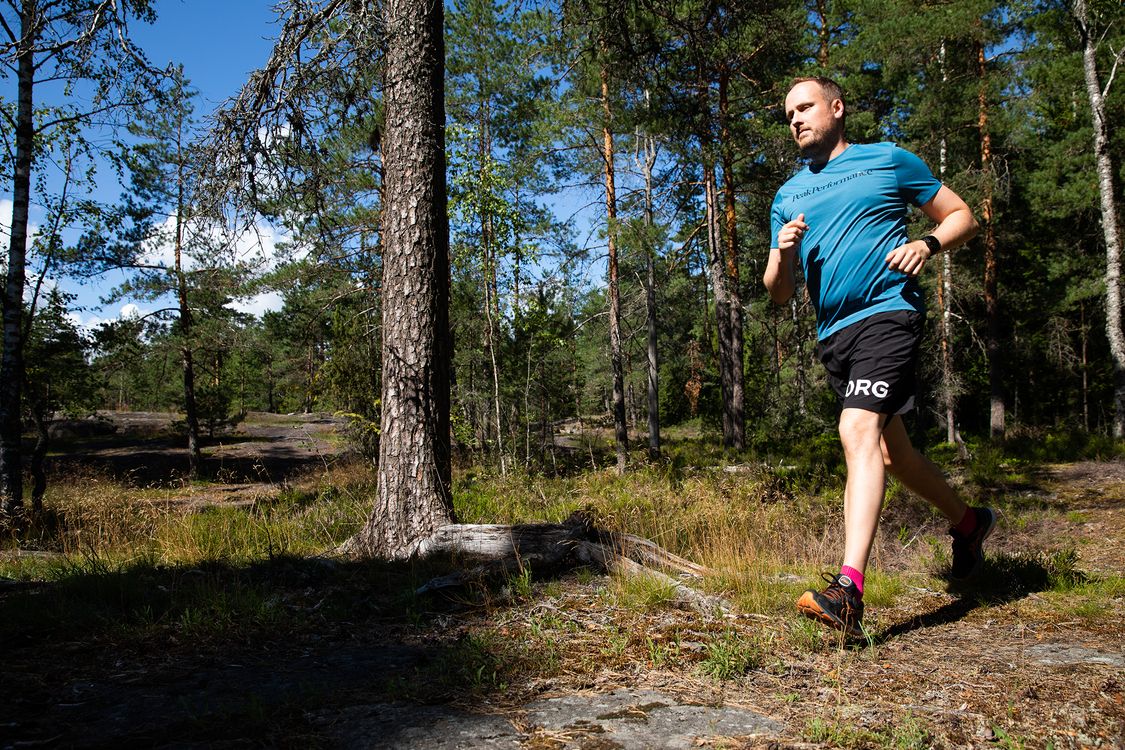 Siemens Osakeyhtiön tuore palveluliiketoiminnan johtaja Ari Varelius juoksulenkillä espoolaisessa metsässä.