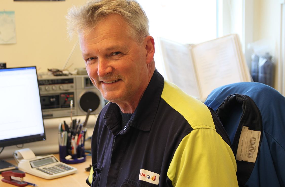 Ulf Lindgren, depåchef på OKQ8, är nöjd med den visuella överblicken och det användarvänliga gränssnittet mot operatörer och chaufförer. Den moderna, automatiserade systemlösningen med känd teknik eliminerar personberoendet och framtidssäkrar drift och kontroll.