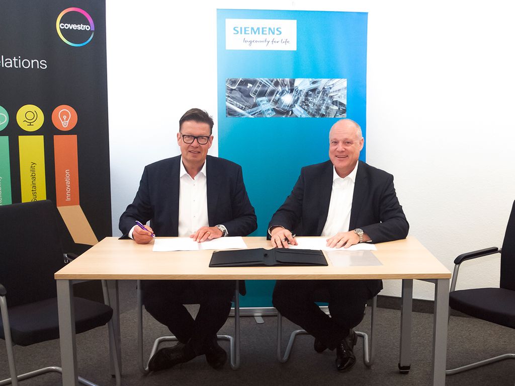 The picture shows (from left to right): Dr. Klaus Schäfer, Chief Technology Officer, Member of the Executive Board, Covestro Deutschland AG and Eckard Eberle, CEO of the Business Unit Process Automation, Siemens AG.