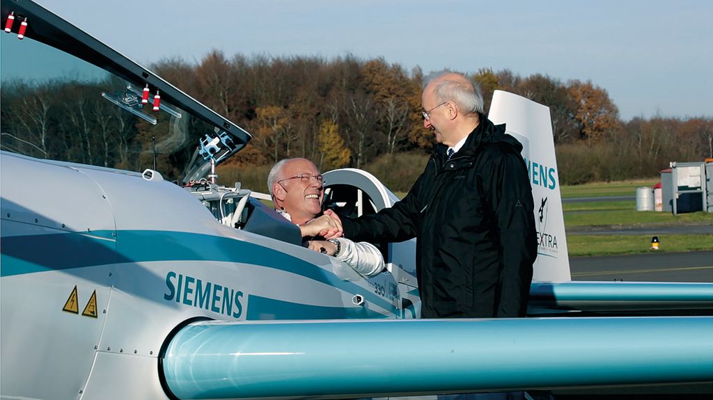 Frank Anton (right), who heads eAircraft within the next47 startup unit, congratulates pilot Walter Extra, who broke the world record in ascent on November 25.