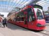 Rotes Bernmobil Tram beim Bahnhof Bern