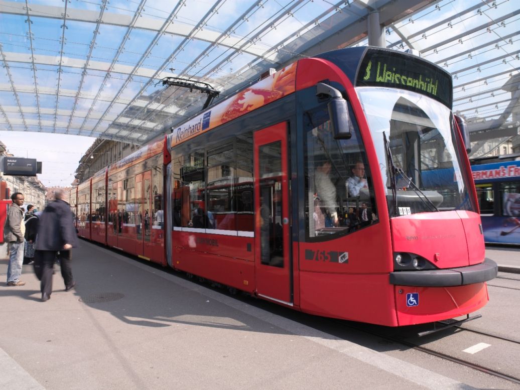 Rotes Bernmobil Tram beim Bahnhof Bern