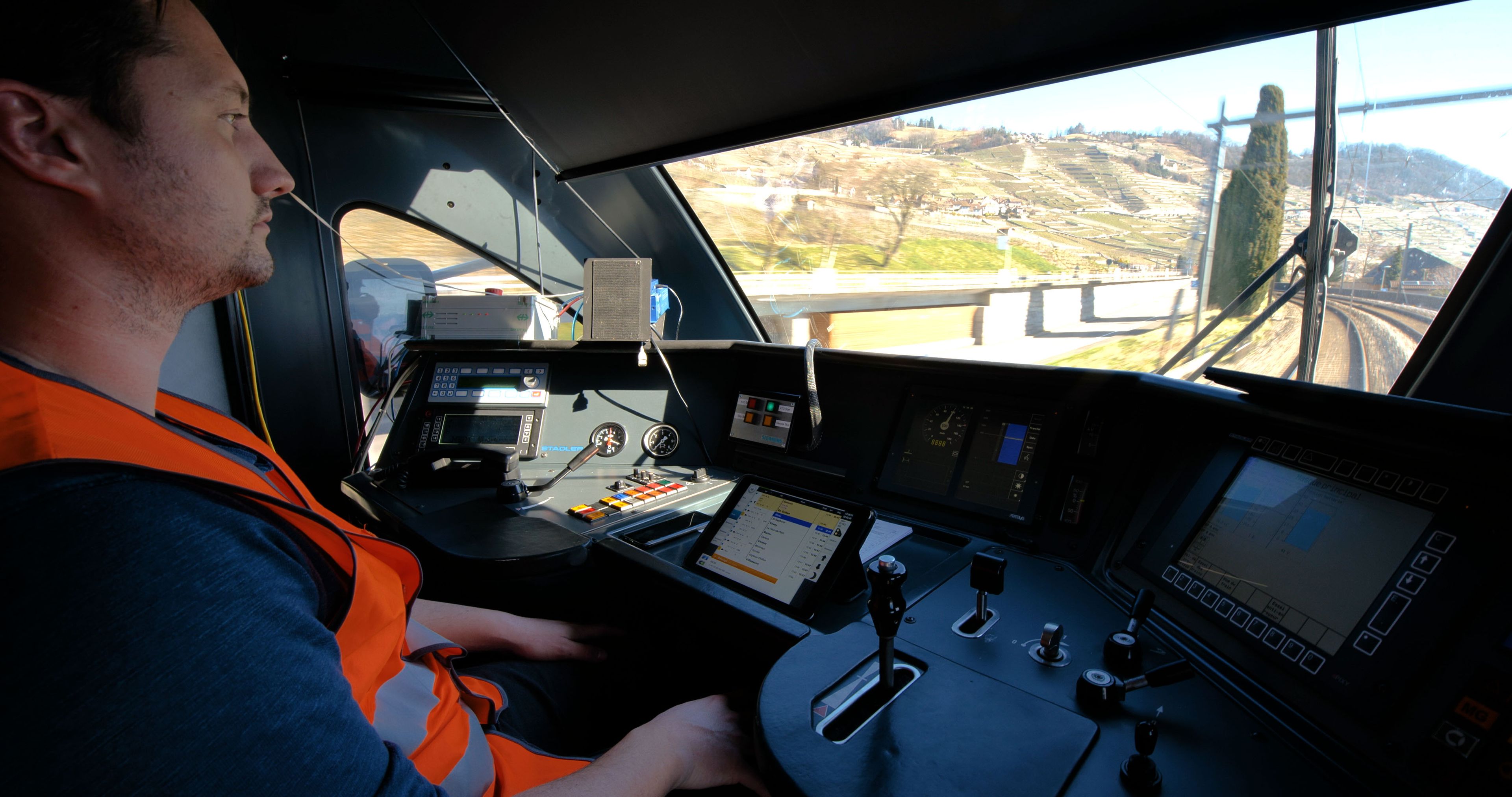 Blick auf Cockpit und Lokführer eines Zuges im automatischen Betrieb