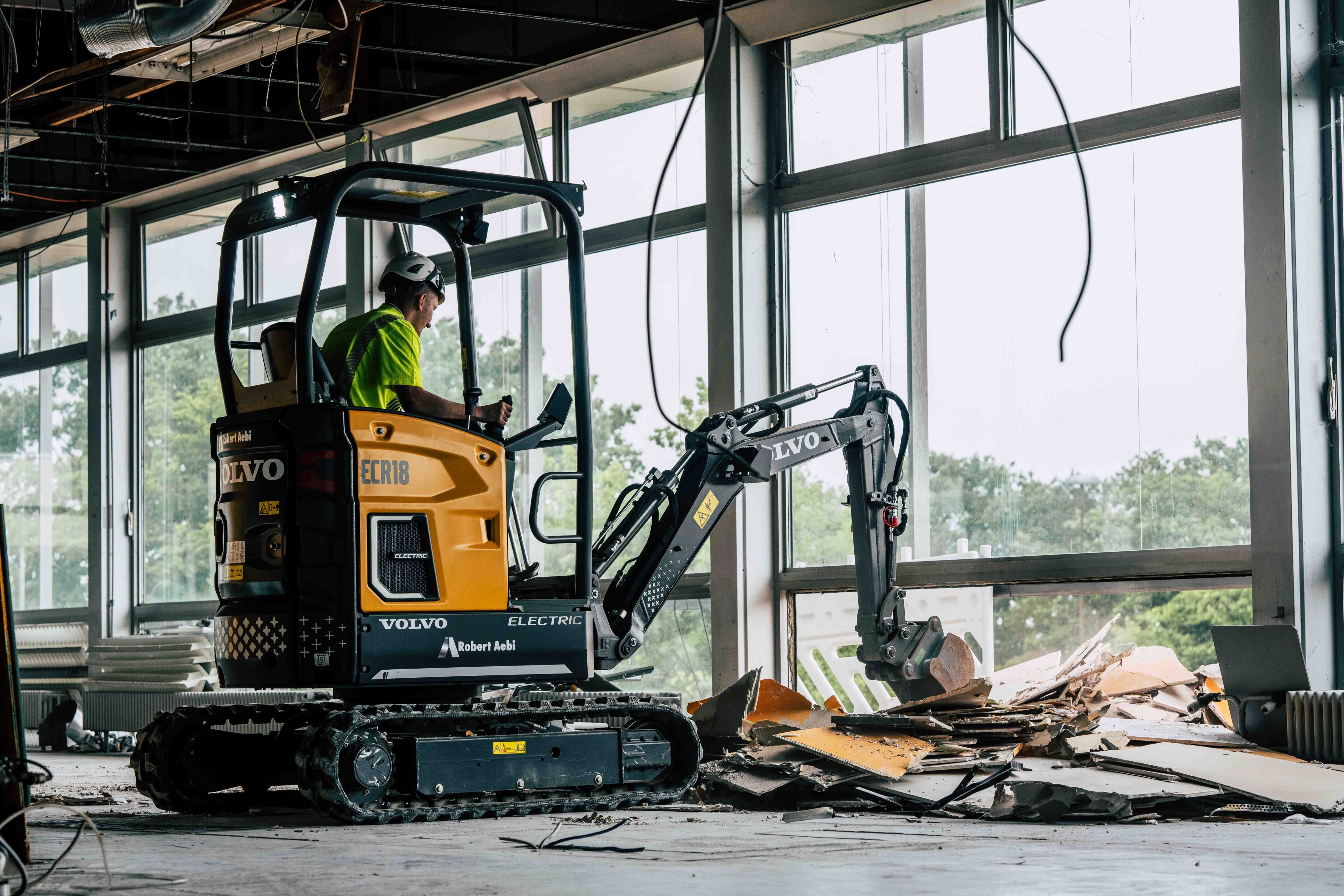 Bontás közben a Volvo e-haszonjárművei. Forrás: Volvo CE/A. Großbointner