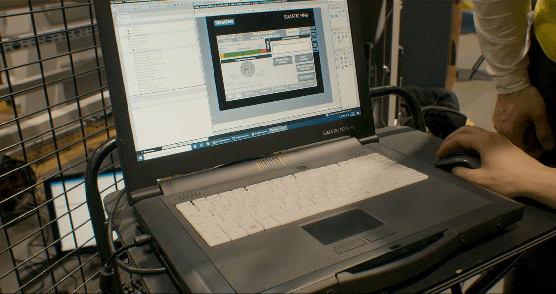 Wizualizacja procesu oraz wprowadzanie nastaw jest możliwe dzięki komputerowi panelowemu SIMATIC panel PC 