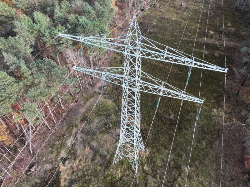 Widok z lotu ptaka linii energetycznych nad lasem