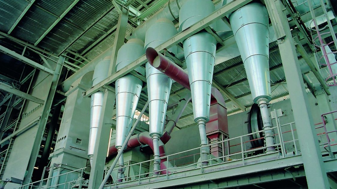 Fünf zylindrische Abfüllstutzen einer Anlage der Prozessindustrie.