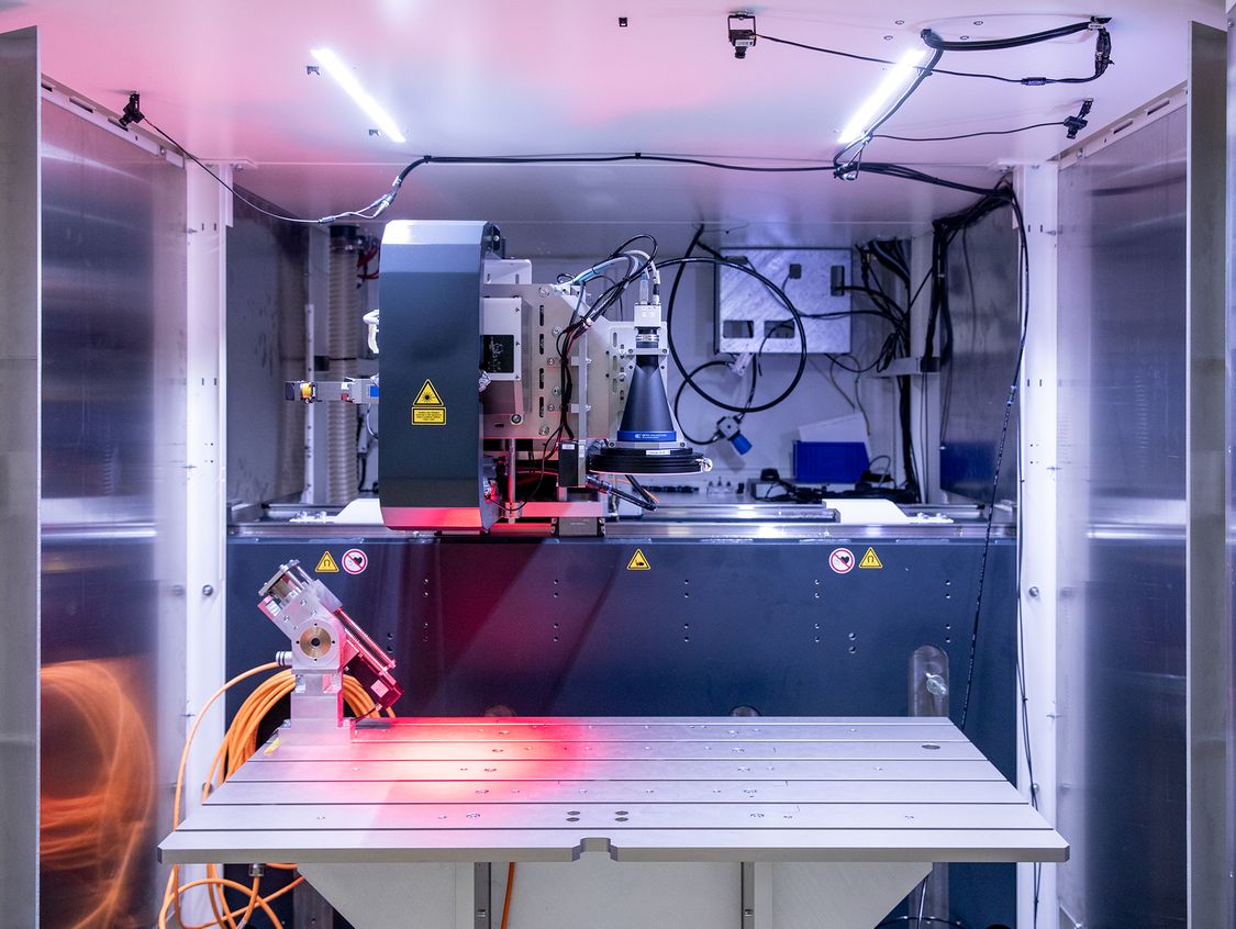 Blick in die Laser-Tab-Welding-Maschine