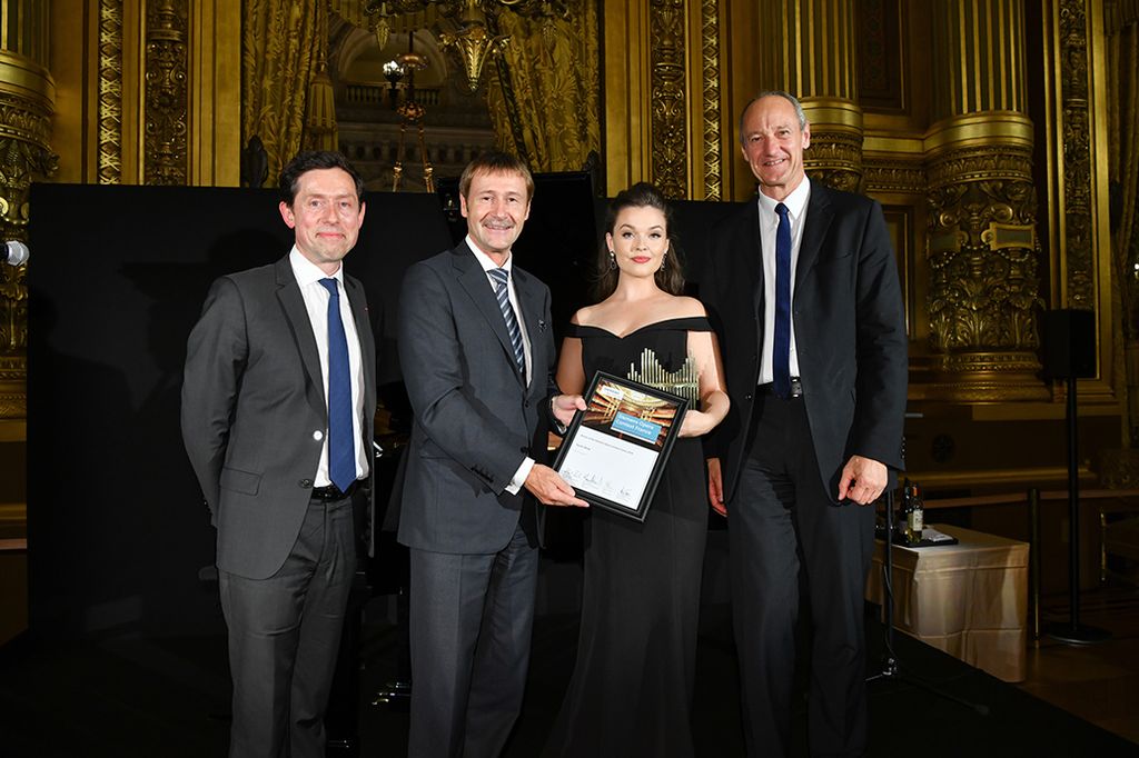 Das Bild zeigt von links nach rechts: Nicolas Petrovic (CEO Siemens Frankreich), Klaus Helmrich (Vorstandsmitglied Siemens AG), Sarah Shine (Gewinnerin) und Roland Busch (Vorstandsmitglied Siemens AG) im Palais Garnier.
