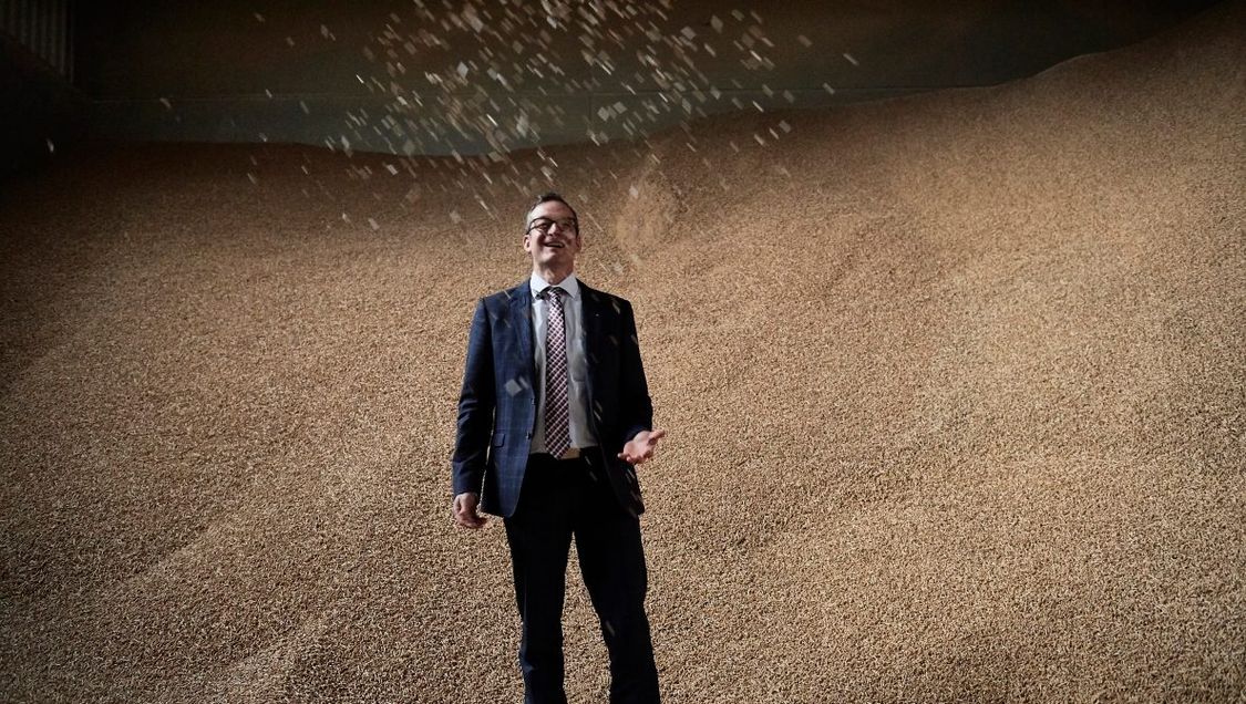 Marco Krasser im Holzpelletspeicher des Biomassekraftwerks