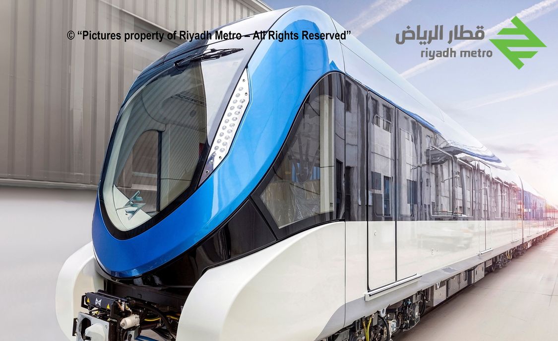 Blaues Schienenfahrzeug der Riad-Metro-Flotte