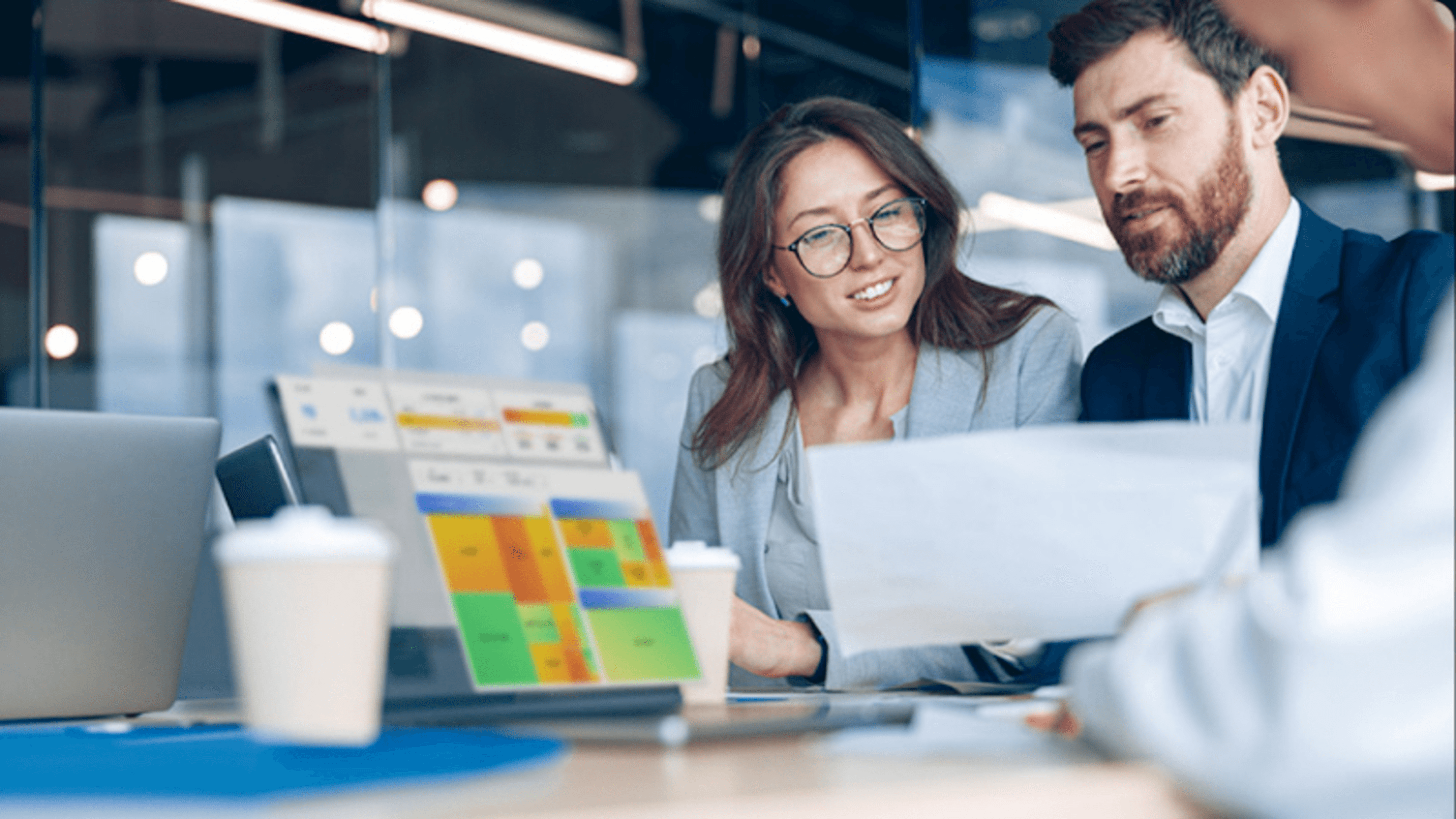 Duas pessoas revisando documentos no escritório