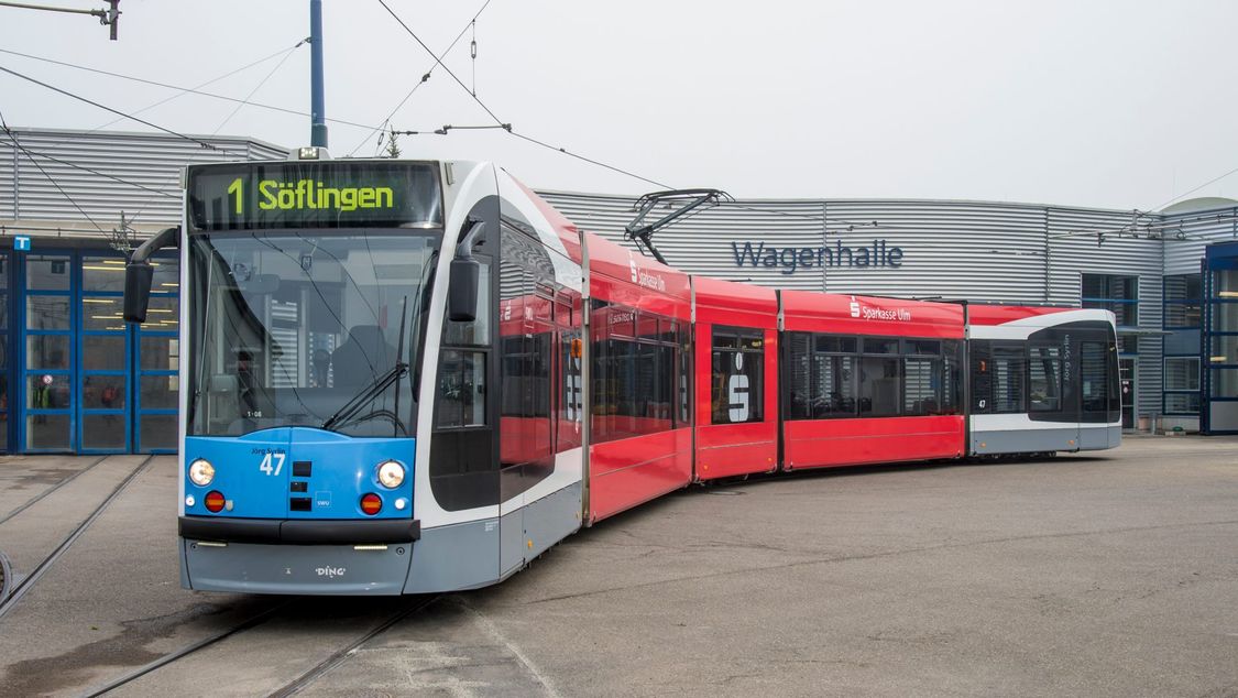 Eine von 12 Niederflurstraßenbahnen Avenio der deutschen SWU Stadtwerke Ulm, die sich eine optimierte Ersatzteilbestellung und -verfügbarkeit gesichert haben – mit Easy Spares Next Generation™ von Siemens Mobility Bahnservices.