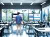 Modernes Klassenzimmer mit großen Bildschirmen und Person, die sie betrachtet siemens sce klassenzimmer bildschirme person